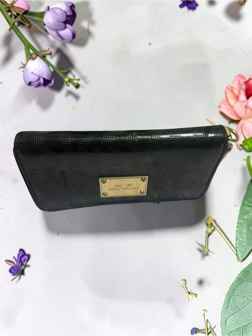 MICHAEL KORS BLACK PATENT MONOGRAM ZIP AROUND WALLET GOLD TONE